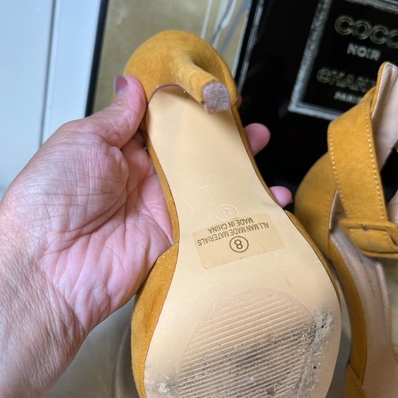 Gorgeous Olivia Ferragamo Heels in Mustard Color - Picture 7 of 8